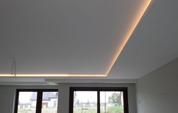 Sufit podwieszany z oświetleniem LED